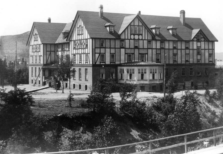 Early black and white photo of the Glynmill Inn in Corner Brook, NL, Canada.